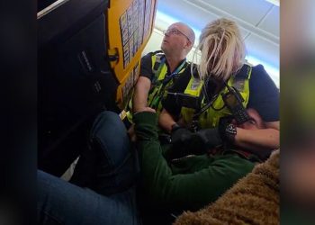 VIDEO/ Dështim në një fluturim nga Ukraina në Angli, pasagjeri i dehur nuk pranon të qëndrojë në vend gjatë uljes së avionit dhe sulmon punonjësit e sigurisë.