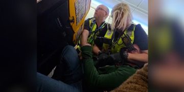 VIDEO/ Dështim në një fluturim nga Ukraina në Angli, pasagjeri i dehur nuk pranon të qëndrojë në vend gjatë uljes së avionit dhe sulmon punonjësit e sigurisë.