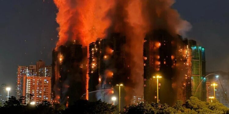 VIDEO/ Gradaçela në Hong Kong përfshihet nga zjarri, 36 të vdekur dhe 297 të zhdukur