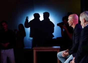 VIDEO/ Ish-presidenti i Federatës Spanjolle të Futbollit goditet me vezë nga…xhaxhai i tij gjatë prezantimit të librit në Madrid