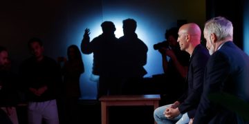 VIDEO/ Ish-presidenti i Federatës Spanjolle të Futbollit goditet me vezë nga…xhaxhai i tij gjatë prezantimit të librit në Madrid