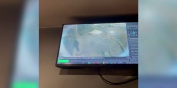 VIDEO/ Me fytyrë të mbuluar dhe shishen e benzinës në dorë, si u shkaktua zjarri në mobilierinë nga autori i fshehur