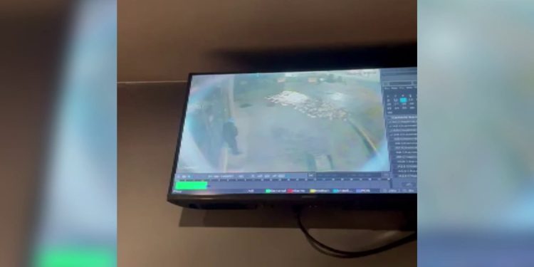 VIDEO/ Me fytyrë të mbuluar dhe shishen e benzinës në dorë, si u shkaktua zjarri në mobilierinë nga autori i fshehur