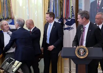 VIDEO/ Ngjarje në Shtëpinë e Bardhë, përfaqësuesi i një kompanie farmaceutike rrëzohet gjatë fjalimit