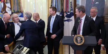 VIDEO/ Ngjarje në Shtëpinë e Bardhë, përfaqësuesi i një kompanie farmaceutike rrëzohet gjatë fjalimit