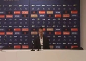 VIDEO / Një rast i pazakontë ndodh në konferencën e shtypit, trajneri i Valencias futet brenda dhe del menjëherë… asnjë gazetar nuk ishte prezent.