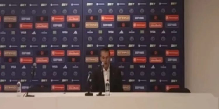 VIDEO / Një rast i pazakontë ndodh në konferencën e shtypit, trajneri i Valencias futet brenda dhe del menjëherë… asnjë gazetar nuk ishte prezent.