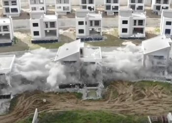 VIDEO/ Shkatërrohen tre vila të ndërtuara pa leje në Sauk, Rama: Nuk lejohet ndërtimi në dëm të komunitetit