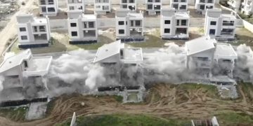 VIDEO/ Shkatërrohen tre vila të ndërtuara pa leje në Sauk, Rama: Nuk lejohet ndërtimi në dëm të komunitetit