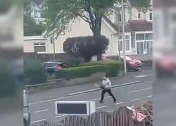 VIDEO/ Shqiptari 32-vjeçar përplasi me makinë dhe më pas ndoqi oficerët e policisë me sharrë elektrike, autoritetet angleze kërkojnë dënim maksimal.