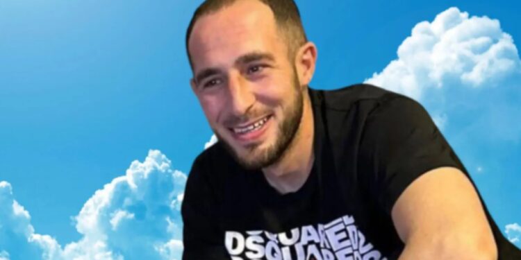 Vdes një shqiptar 30-vjeçar në Angli; trupi i tij u gjet në koshat e mbeturinave, dyshohet për përplasjen nga një kamion.