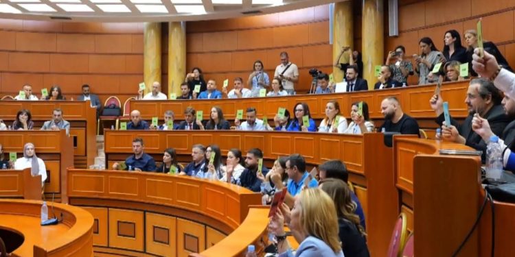 Veliaj ftohet në Këshill: Këshilltarët e opozitës bien dakord për të shprehur shqetësimet në mënyrë direkte