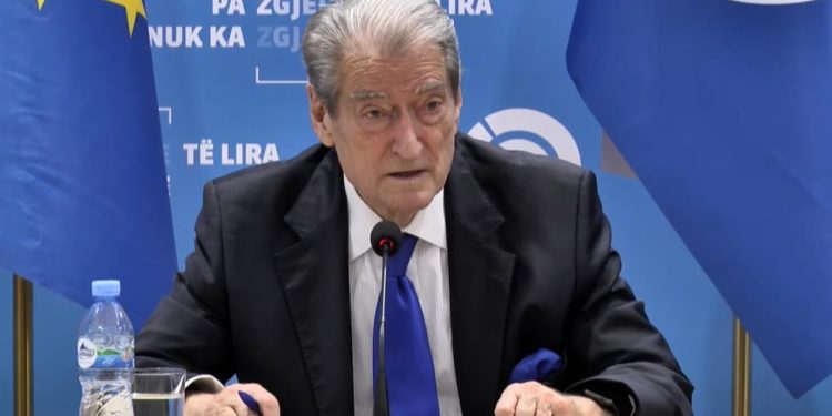 Veliaj kthehet në detyrë, Berisha reagon pas njoftimit ekskluziv të Top Channel: Kushtetuesja e zbaton ligjin, ‘Haram’ Begaj dhe Edi Rama…