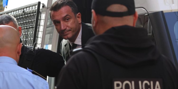 Veliaj u paraqit i arrestuar në Gjykatë/ “Forca Lali”, ja reagimi ndaj ish-kryebashkiakut në Kushtetuese (Video)