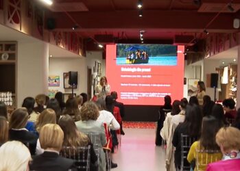 Vështirësitë që përballen gratë në botën e biznesit: Raporti i Kombeve të Bashkuara tregon se ato paguhen më pak se meshkujt dhe nuk kanë akses në pozita udhëheqëse.