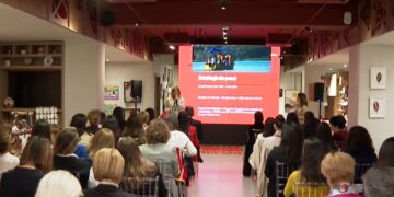 Vështirësitë që përballen gratë në botën e biznesit: Raporti i Kombeve të Bashkuara tregon se ato paguhen më pak se meshkujt dhe nuk kanë akses në pozita udhëheqëse.