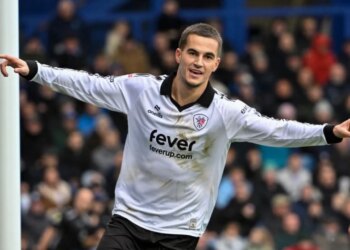 Video/ Anis Mehmeti vazhdon t'i japë mesazhe Sylvinhos, ylli shqiptar realizon sërish gol në Angli.