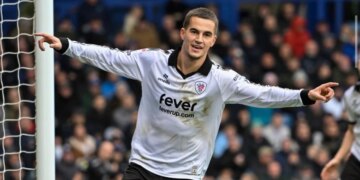 Video/ Anis Mehmeti vazhdon t'i japë mesazhe Sylvinhos, ylli shqiptar realizon sërish gol në Angli.