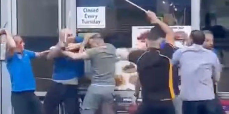 Video/ Dhunë mes dy familjeve turke në Uells, pamjet mostrarin në gjyq