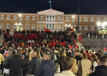 Video-Lajm/ Festat e 28-29 nëntorit, shpërndahen edhe në Greqi. Shqiptarët mbushin qendrën e Athinës.