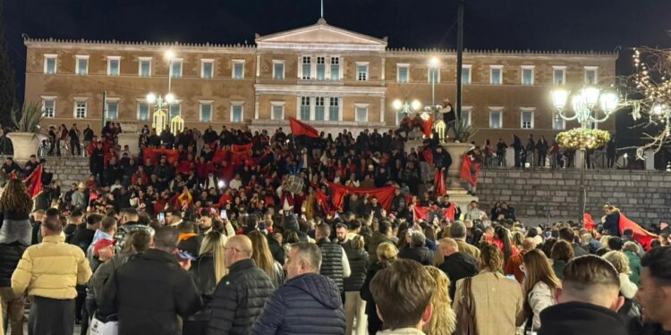 Video-Lajm/ Festat e 28-29 nëntorit, shpërndahen edhe në Greqi. Shqiptarët mbushin qendrën e Athinës.