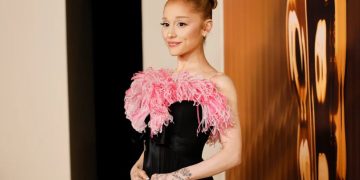 Video/ Momente tensioni për Ariana Granden, gjatë përshëndetjes së fansave, rrezikon të goditet nga një automjet në Paris.