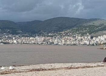 Video/ Ndryshimi i ngjyrës së detit Jon për shkak të motit të keq, shikoni çfarë ndodhi në vijën bregdetare të Sarandës.