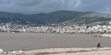 Video/ Ndryshimi i ngjyrës së detit Jon për shkak të motit të keq, shikoni çfarë ndodhi në vijën bregdetare të Sarandës.