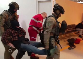 Video/ Panik në aeroportin e Fiumicinos në Romë. Të shtëna me armë, britma dhe marrje peng, çfarë ndodhi gjatë stërvitjes për antiterrorin.