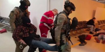 Video/ Panik në aeroportin e Fiumicinos në Romë. Të shtëna me armë, britma dhe marrje peng, çfarë ndodhi gjatë stërvitjes për antiterrorin.