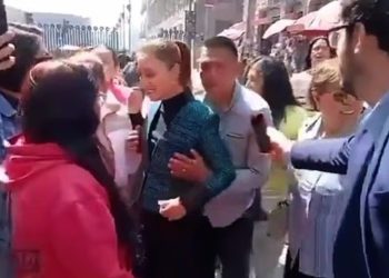 Video/ Presidentja e Meksikës përballet me një sulm seksual, një burrë e prek në gjoks dhe përpiqet ta puthë