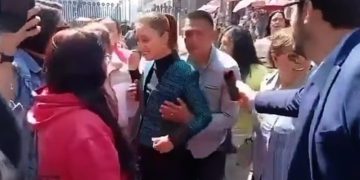 Video/ Presidentja e Meksikës përballet me një sulm seksual, një burrë e prek në gjoks dhe përpiqet ta puthë