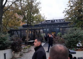 Vizita në Mitrovicën e Jugut: Pronari i lokalit ku Albin Kurti planifikonte të ndalonte mbyll biznesin për shkak të rrezikut për sigurinë dhe tensioneve të krijuara.