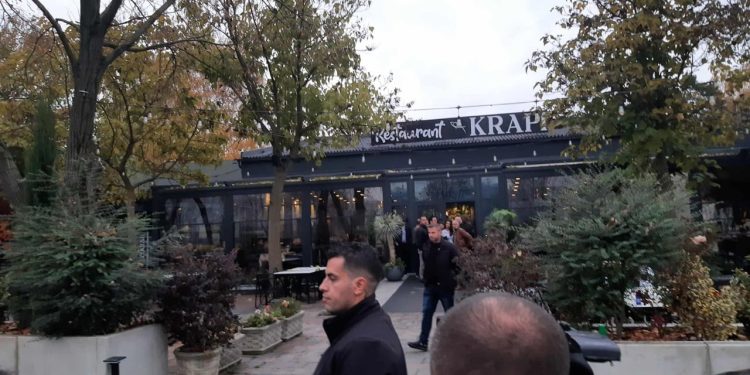 Vizita në Mitrovicën e Jugut: Pronari i lokalit ku Albin Kurti planifikonte të ndalonte mbyll biznesin për shkak të rrezikut për sigurinë dhe tensioneve të krijuara.