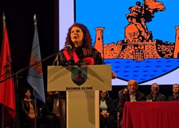 Vlora emëron për herë të parë një kryebashkiake grua, Brunila Mersni fillon detyrën e saj: Një ditë e veçantë dhe me shumë sfida.