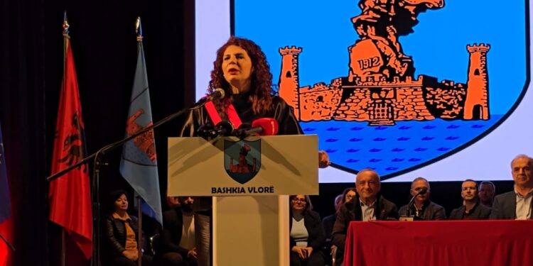 Vlora emëron për herë të parë një kryebashkiake grua, Brunila Mersni fillon detyrën e saj: Një ditë e veçantë dhe me shumë sfida.