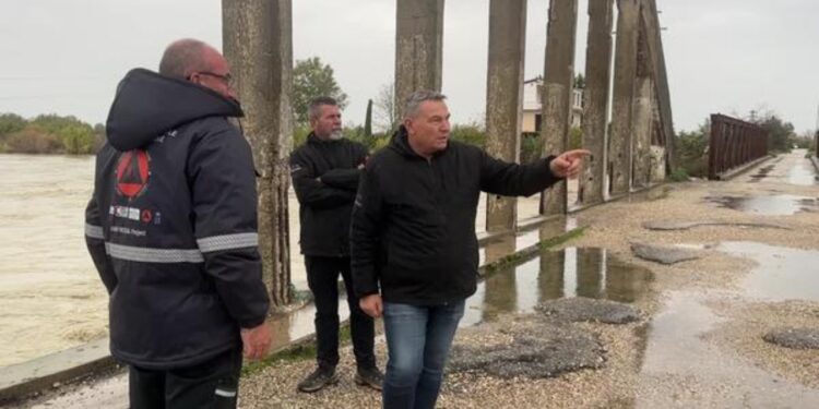 Vlorë: Niveli i ujit në lumin Vjosë fillon të ulet, duke sinjalizuar përmirësim të situatës.