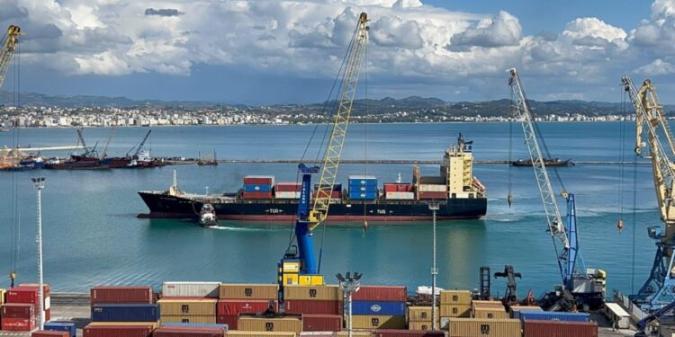Volumi i tregtisë nga porti i Durrësit shënon rritje, me një rritje prej 7.28% të importeve në krahasim me vitin e kaluar.