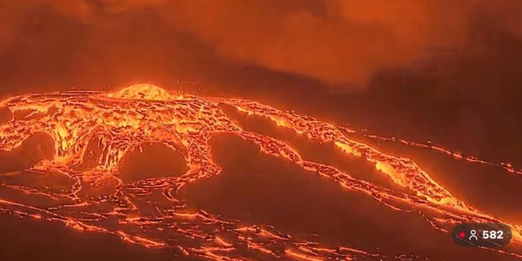 Vullkani Kilauea në Hawai riaktivizohet, shkencëtarët paralajmërojnë për shpërthimin e 37-të në disa ditë.