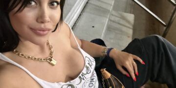 Wanda Nara pozon në stadium duke ekspozuar gjoksin, ndërsa në fotot e saj shfaq një mashkull misterioz me tatuazhe.