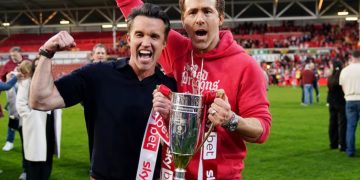 Yjet e Hollywoodit po shkojnë drejt një përvoje të re në futbollin anglez.