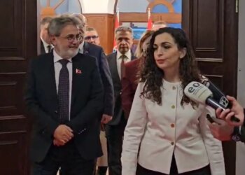 Zgjedhjet e parakohshme në Kosovë/ Presidentja Osmani nga Shkodra: Statuja e demokracisë është e qëndrueshme, qytetarët kërkojnë një qeveri të re…