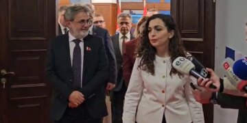 Zgjedhjet e parakohshme në Kosovë/ Presidentja Osmani nga Shkodra: Statuja e demokracisë është e qëndrueshme, qytetarët kërkojnë një qeveri të re…