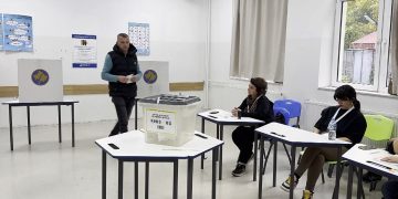Zgjedhjet në Kosovë, specialistët thonë: Asnjë palë fituese e qartë, pjesëmarrja e ulët si sinjal për partitë politike