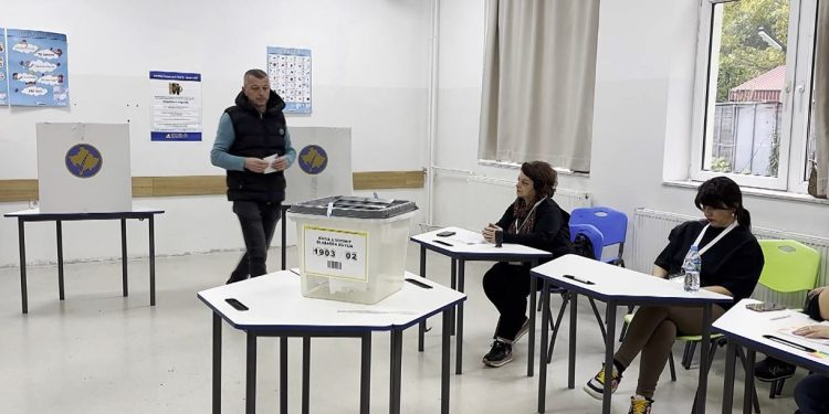 Zgjedhjet në Kosovë, specialistët thonë: Asnjë palë fituese e qartë, pjesëmarrja e ulët si sinjal për partitë politike