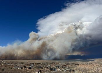 Zjarr dhe stuhi të fuqishme rrezikojnë Kaliforninë, 1400 persona të evakuar
