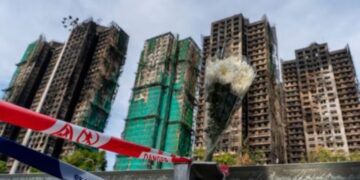 Zjarri më fatal në Hong Kong në historinë e saj/ 8 të arrestuar, përfshirë drejtues të kompanive