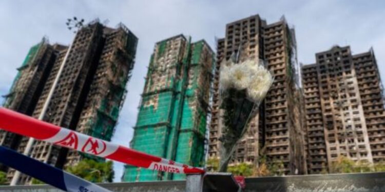 Zjarri më fatal në Hong Kong në historinë e saj/ 8 të arrestuar, përfshirë drejtues të kompanive