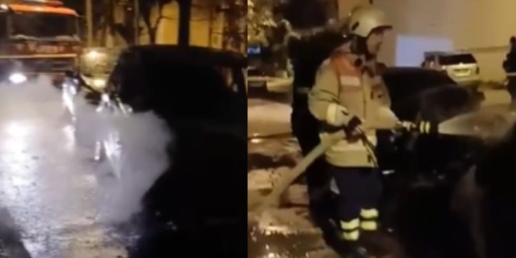 Zjarrvënie e mundshme? Automjeti në Vlorë kap flakë, një tjetër mjet digjet pranë tij.