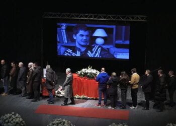 “Zoti e shpërbleftë me parajsë”, Shpat Kasapi përcillet në banesën e fundit me aplodisment.